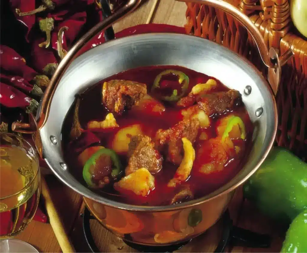 Gulyásleves bográcsban az örök klasszikus