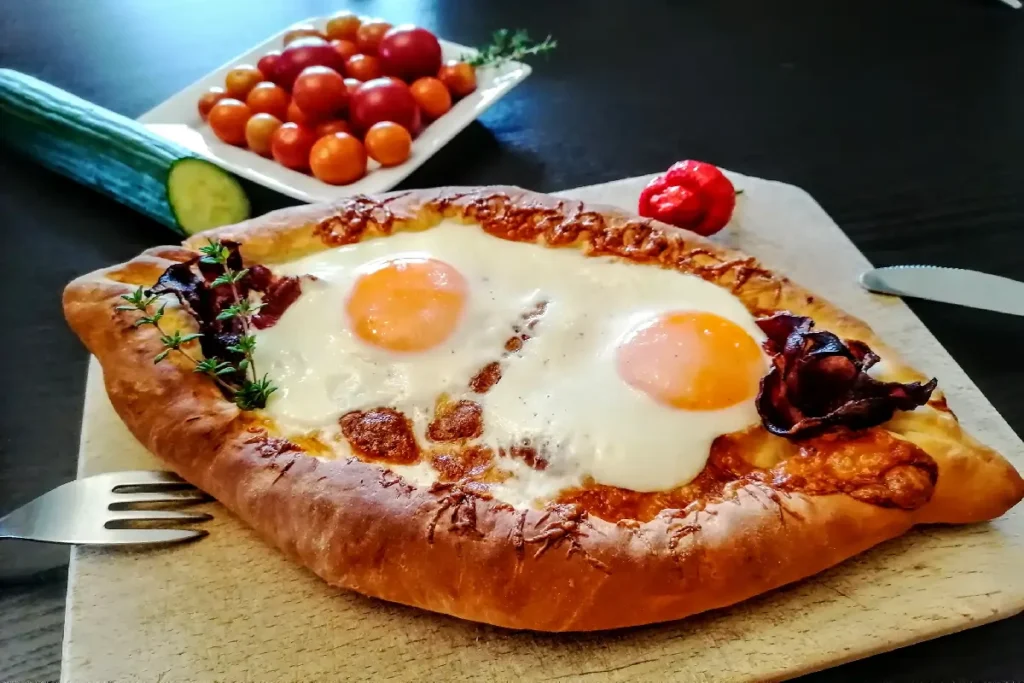 Chacsapuri – grúz csónak sajtos tésztaétel kemencéből