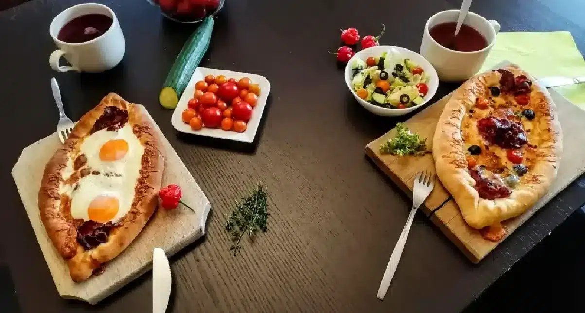 Khachapuri – grúz sajtos csónak tojással