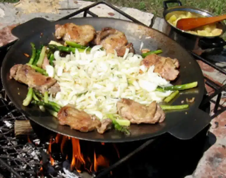 Hogyan használd a grillező tárcsát nyílt tűz felett? Teljes útmutató