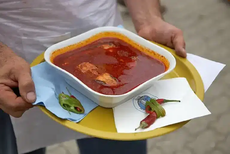 Szegedi halászlé bográcsban