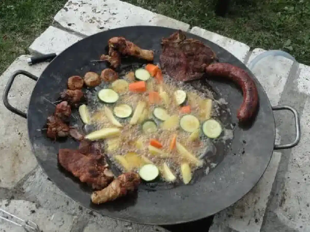 krumpli, hús és kolbász grillező tárcsán készítve