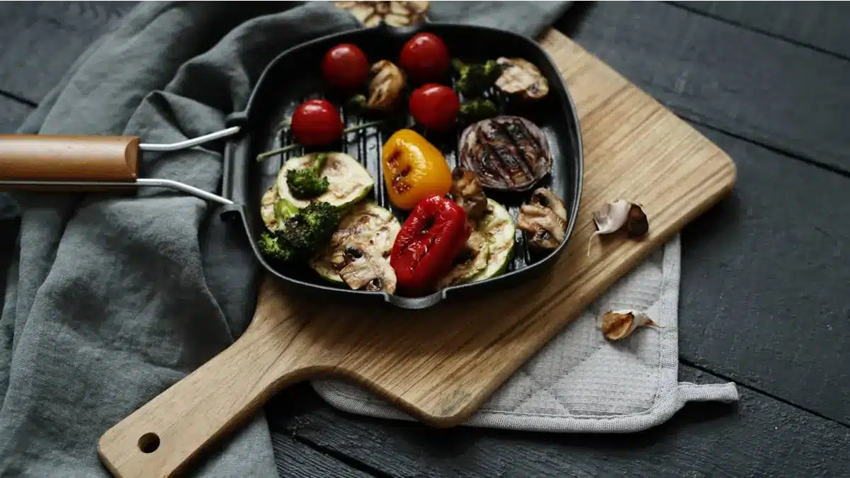 öntöttvas serpenyőn grillezett zöldség