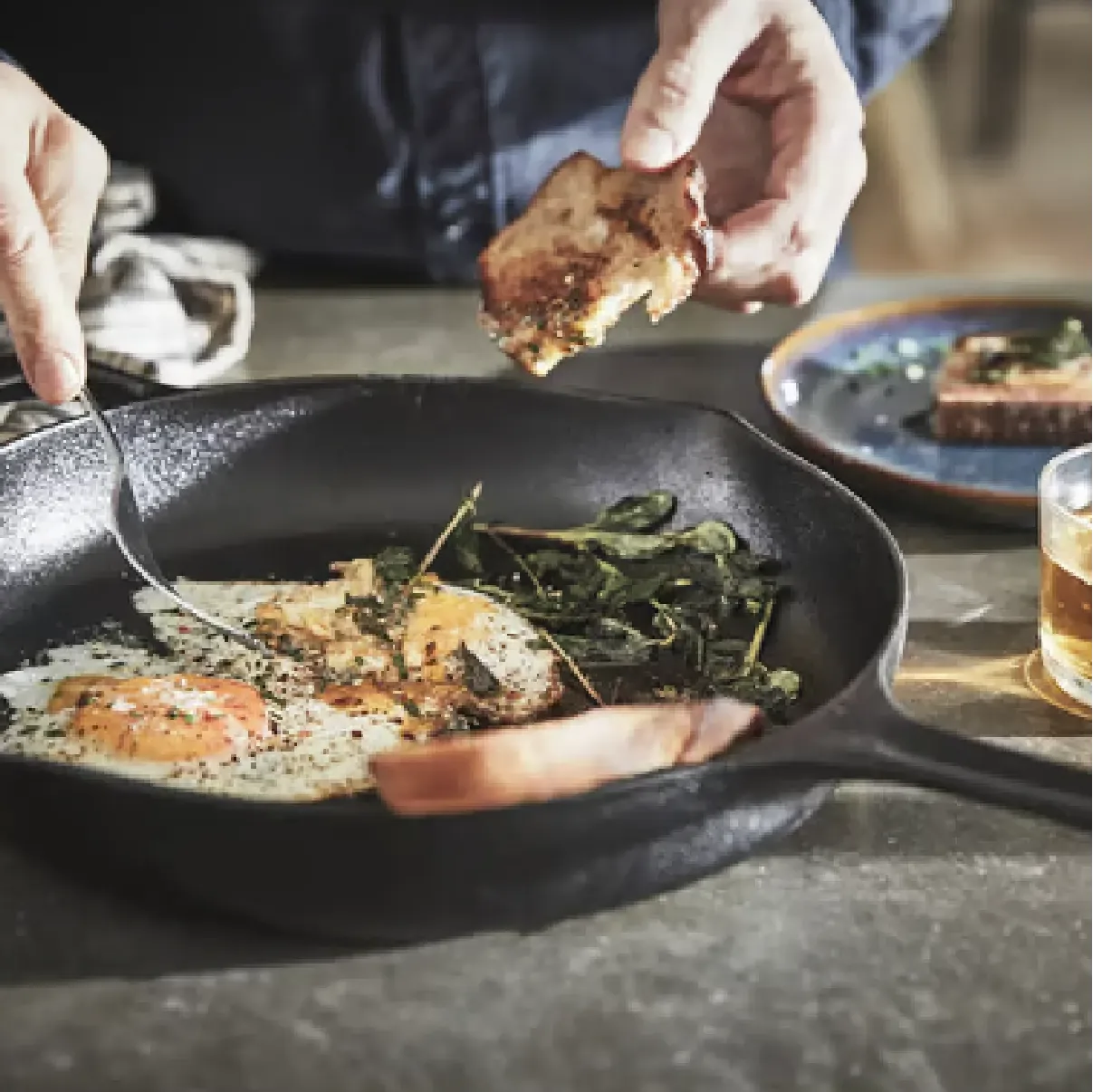 tojás öntöttvas serpenyőben fűszernövényekkel és ropogós kérgesedéssel