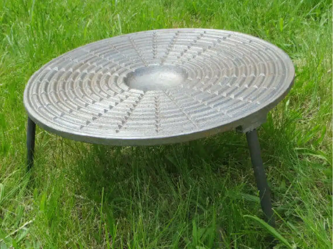 öntöttvas grillező tárcsa lábakkal szabadtűzi főzéshez