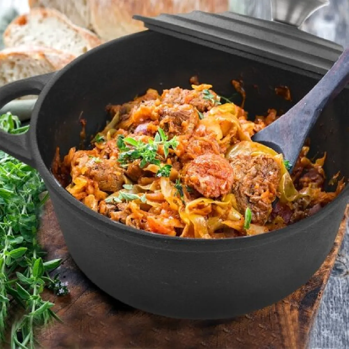 marhahús zöldségekkel lassan főzve öntöttvas lábasban