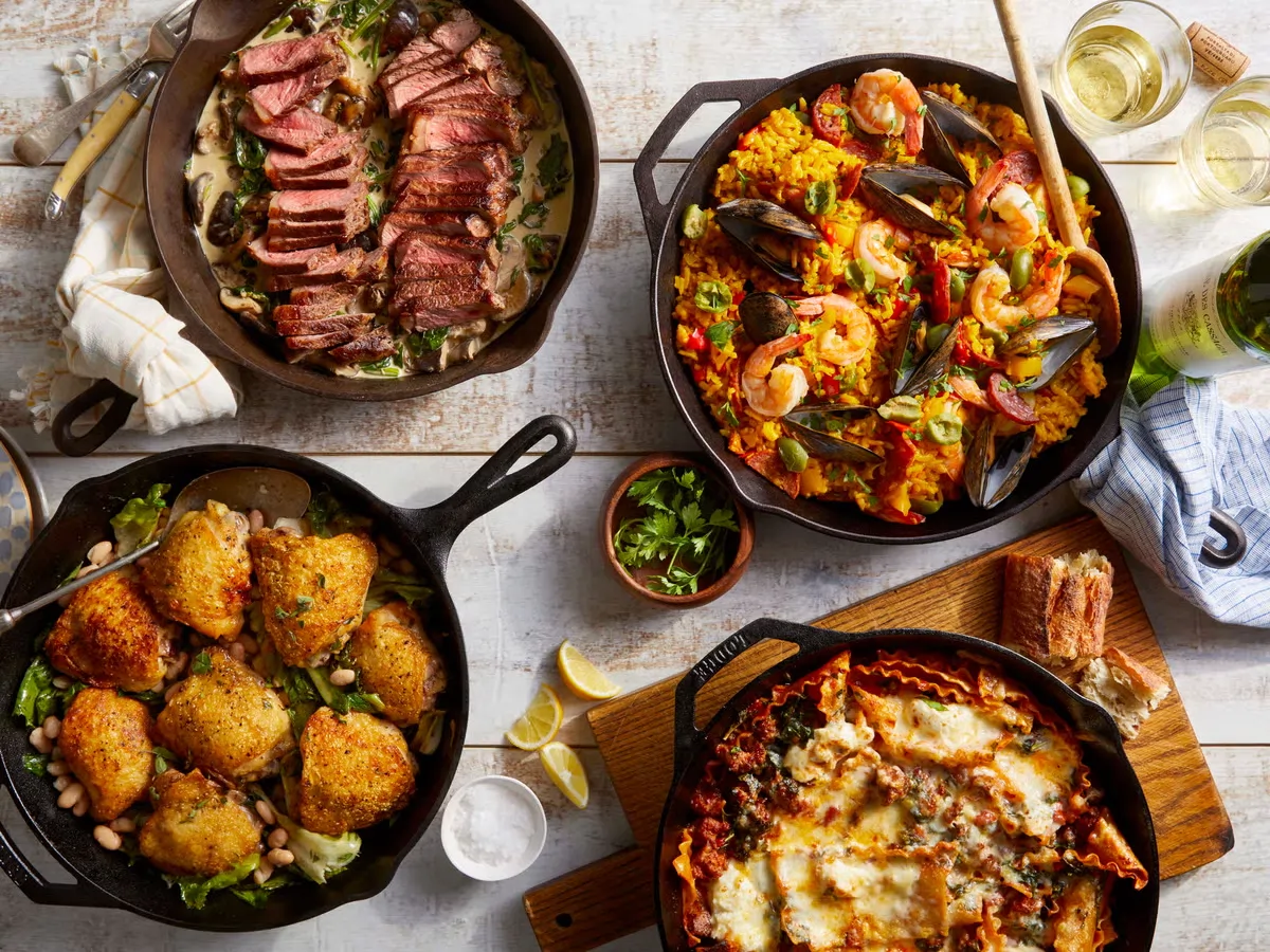 ételek öntöttvas serpenyőkben és lábasokban készítve