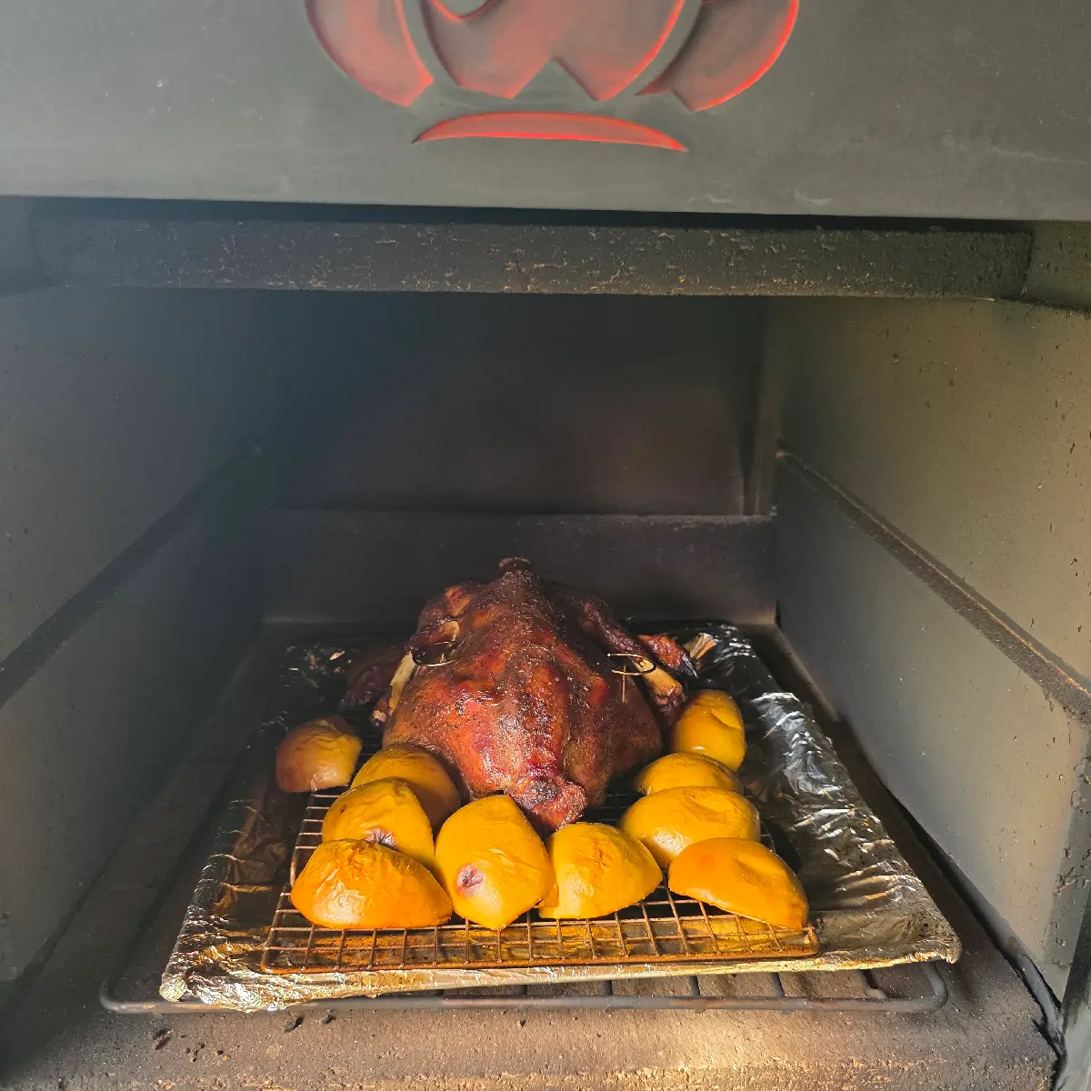 Hús sütése fatüzelésű kemencében ráccsal, kiegyensúlyozott alsó hővel