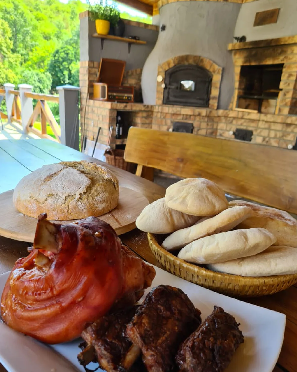 Épített fatüzelésű kemence kültéri konyhában, beépített megoldással