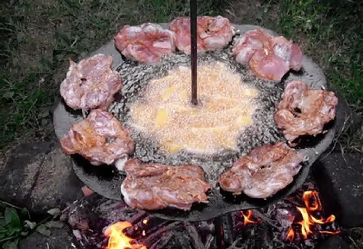 steakek grillező tárcsán nyílt tűz felett