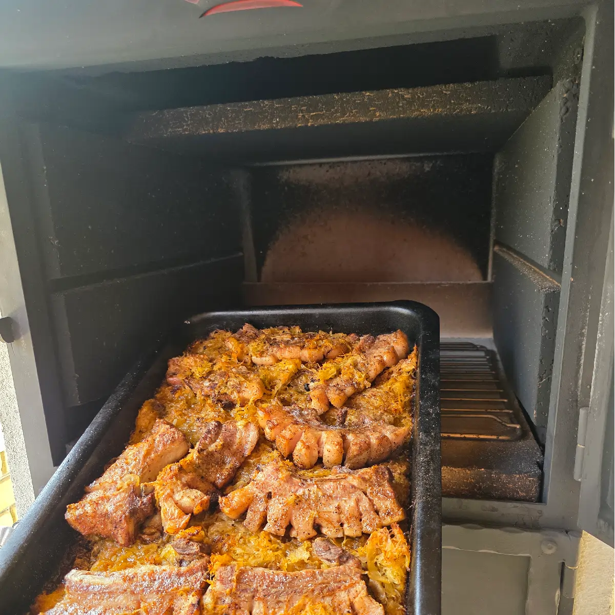 A fatüzelésű kemence rendszerként működik hőtárolással és szabályozott levegőáramlással