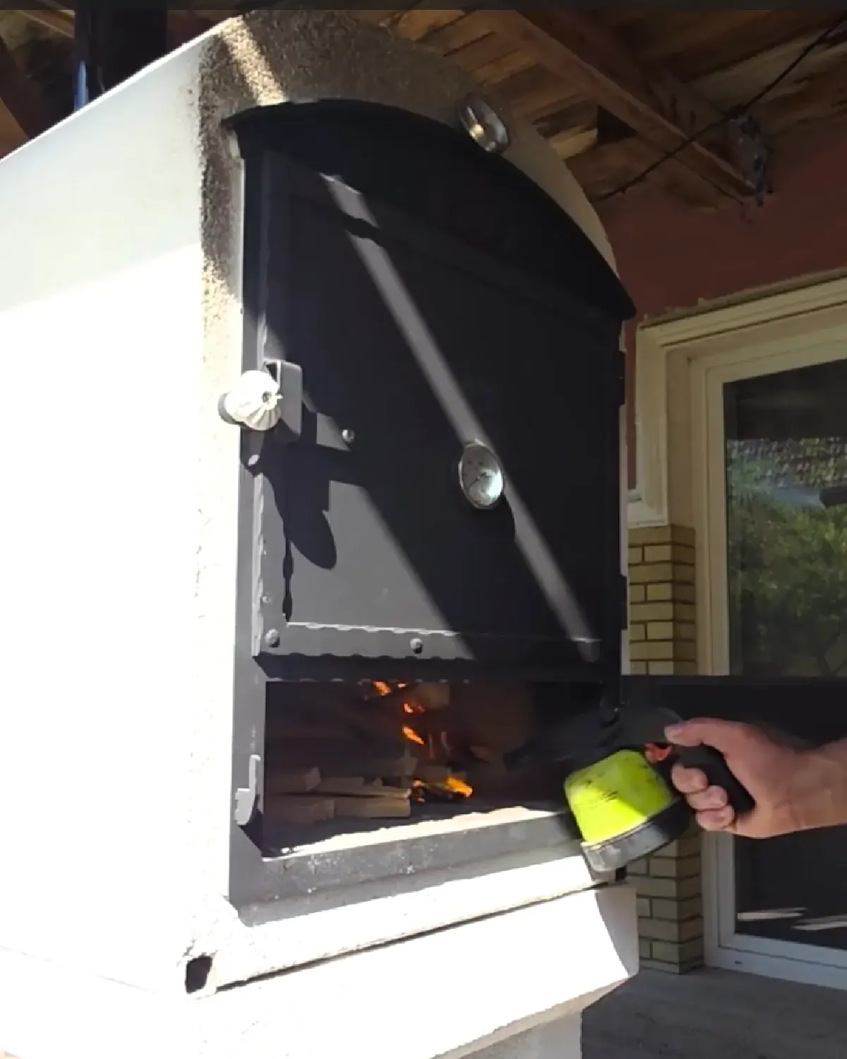 Pizzahő elérése mobil fatüzelésű kemencében fokozatos felfűtéssel