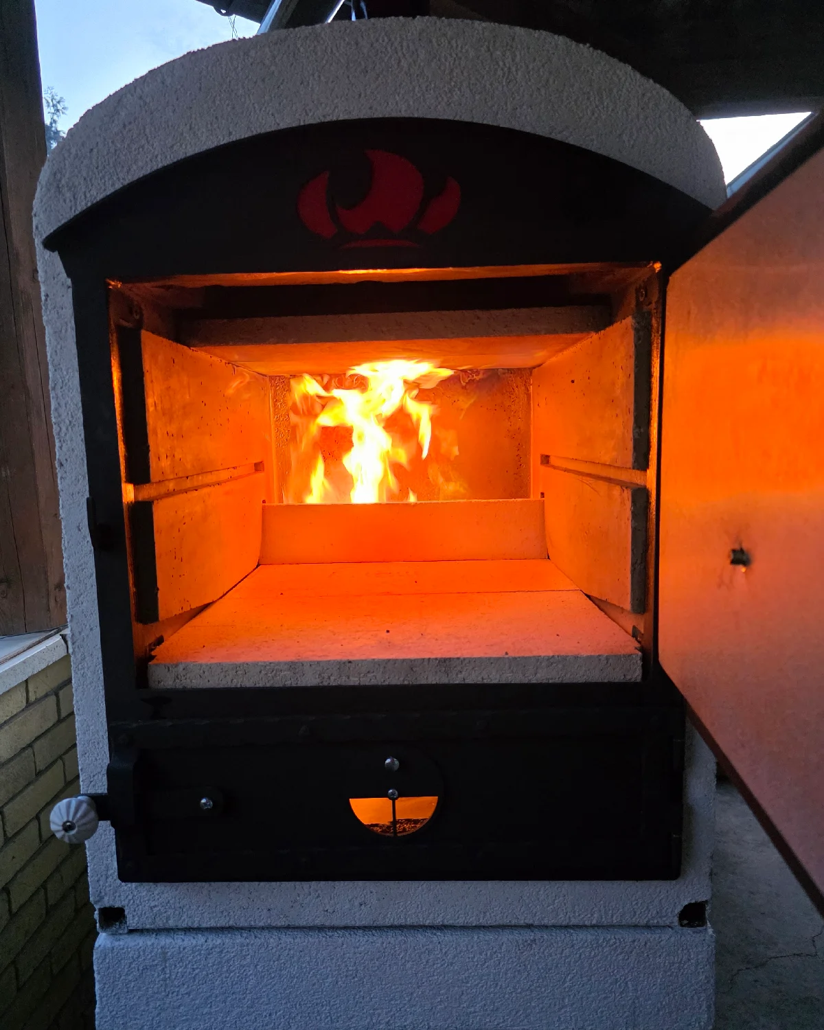 Fatüzelésű kemence felfűtése stabil parázsalap felépítésével