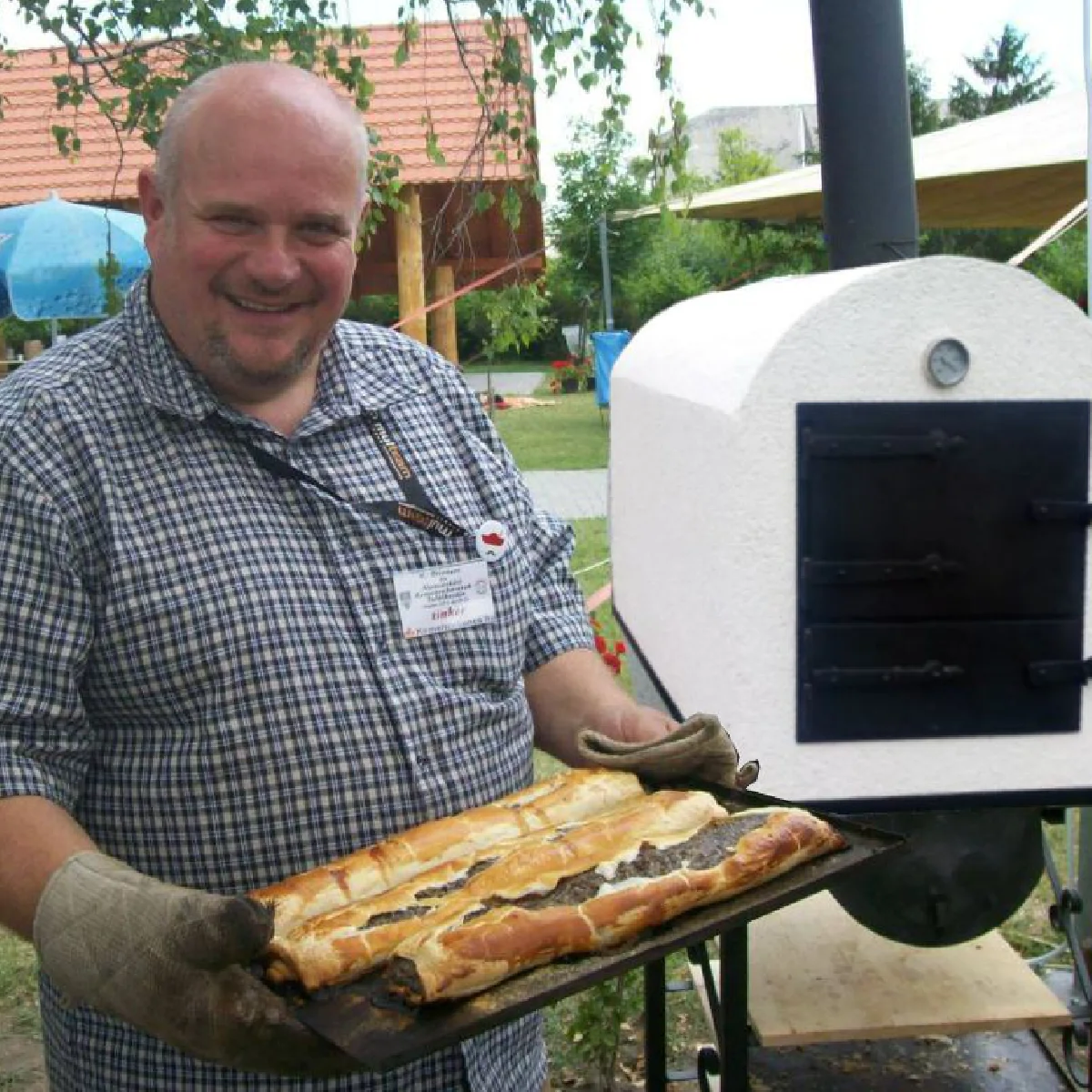 Mobil Tynker kemence használat közben kültéri sütésnél