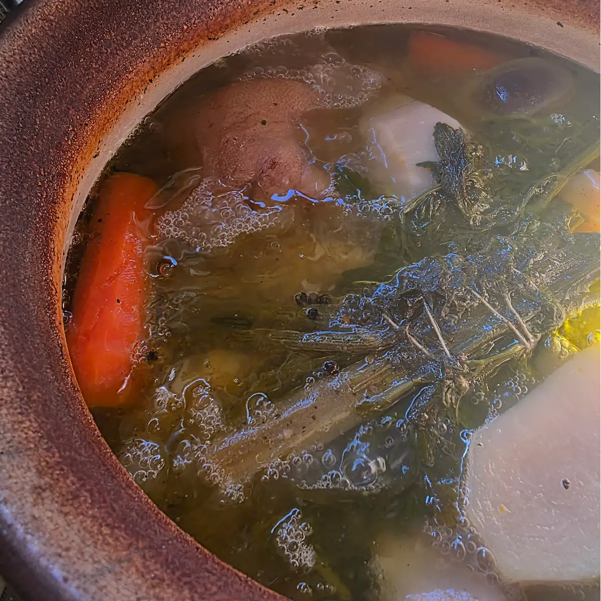 Alacsonyabb hőmérsékleti tartomány fatüzelésű kemencében lassú főzéshez és BBQ-hoz